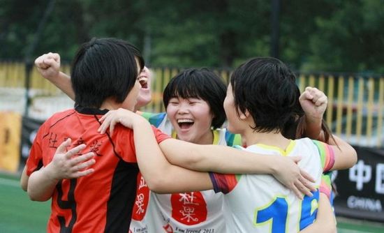 首轮4：3逆转中大ics壹贝公益足球队，队员拥抱庆祝.JPG