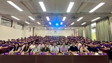 大厅里的人们 AI 生成的内容可能不正确。