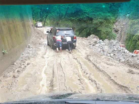 去墨脱的道路随时有泥石流的危险.jpg