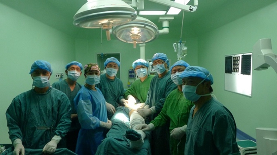 金大地院长（右三）同曾参军副主任（左四）为地震伤患者骨盆骨折进行微创手术.jpg