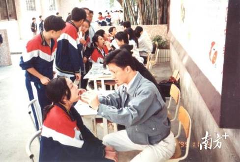 黄少宏在1995年第二次全国口腔健康流行病学调查广东省现场。