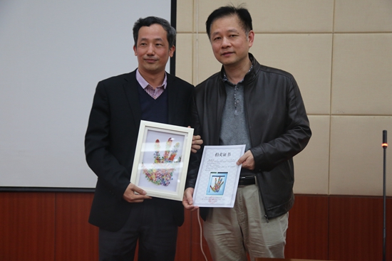 第二件作品《灵动炫彩》被暨南大学附一院康复科的陈卓铭主任以1100元的高价拍得。.JPG