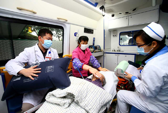 11:05 急救车赶到养老院,抢救老人。.jpg