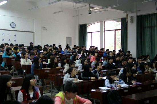 交流会上同学们专注听讲.jpg