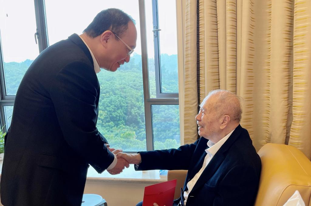 陈敏生书记、黎孟枫校长春节前看望慰问老领导和两院院士