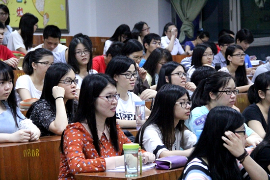 05 - 同学们高度专注,主题班会深受学子欢迎.JPG
