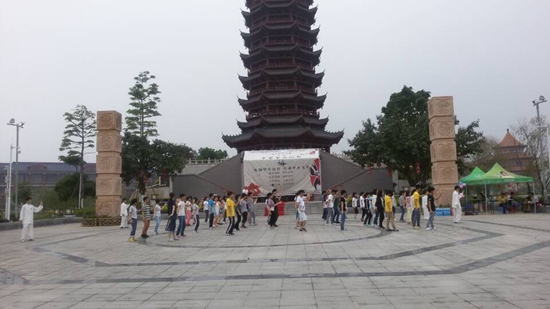 凌云塔下,百人太极.jpg