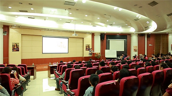 黄国志教授主持宣讲会并作主题演讲.jpg