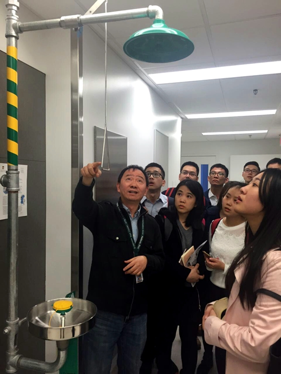 Dr.Wang为大家介绍实验室里用于处理紧急情况的出水喷头.jpg