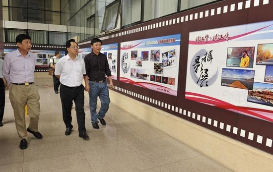 参观医院文化长廊.JPG