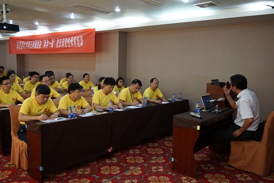 3学员认真听课.JPG