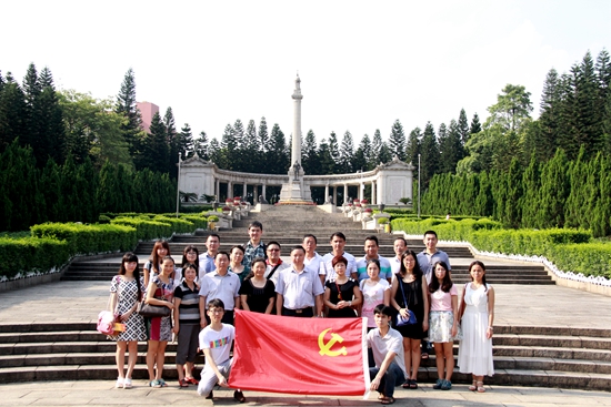 中医药学院师生党员干部参观十九路军陵园.JPG