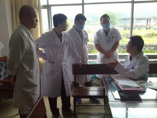 在墨脱县医院讨论病例及会诊.jpg