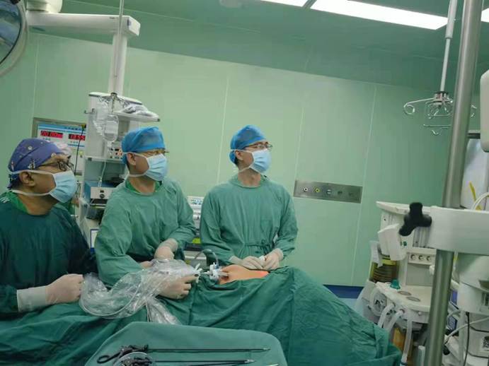 刘晓珑副主任进行腔镜甲状腺手术教学