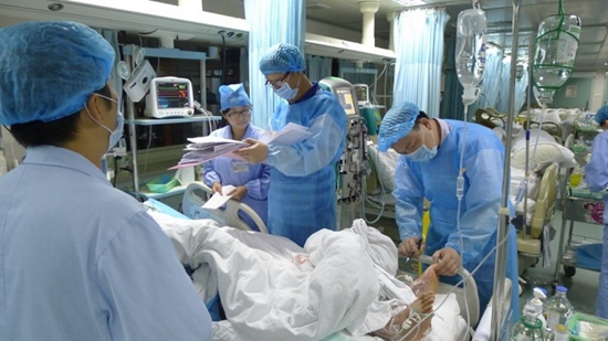 金大地院长（右二）和曾参军副主任（右一）来到昭通市第一人民医院ICU查看患者.jpg