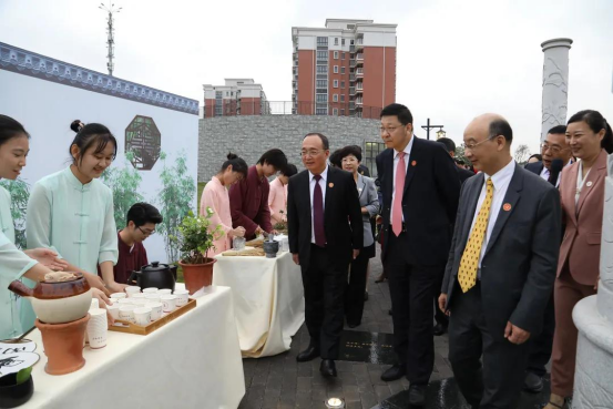 文化的博大精深;在医药经典方药长廊中仰观俯察,领略祖国医药的闳中