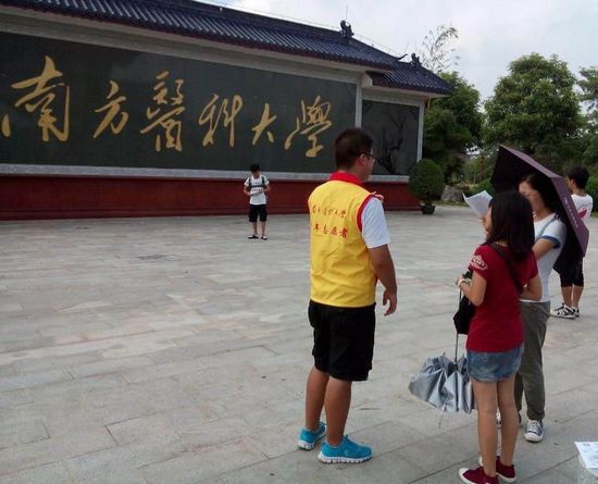 工作人员亲切地为师妹介绍照壁.jpg