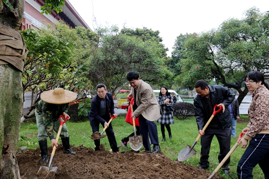 两委共建植树.JPG