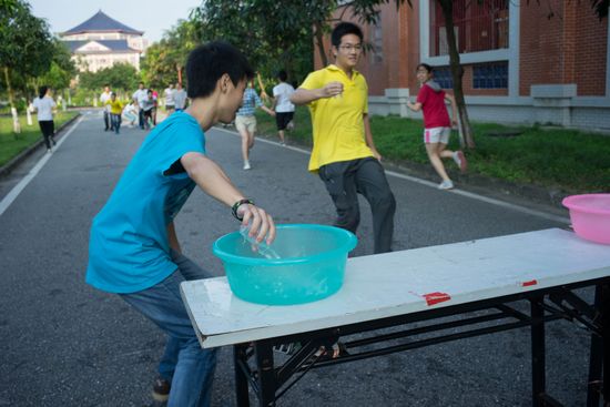 比赛紧张进行中,参赛选手争分夺秒.jpg